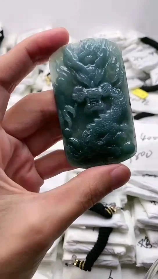 翡翠未镶嵌颈饰龙牌