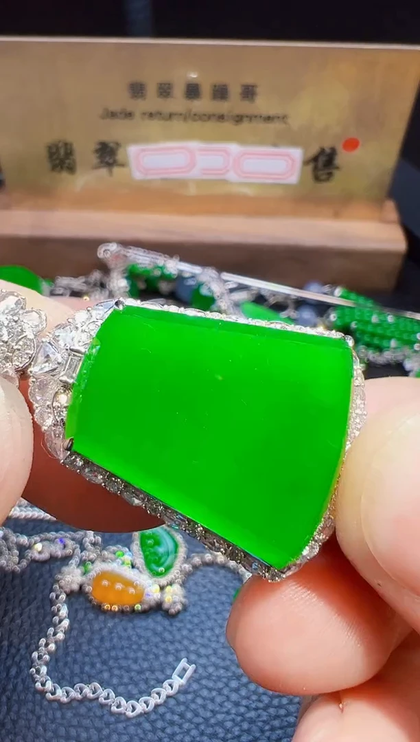 翡翠18K金镶嵌颈饰翡翠