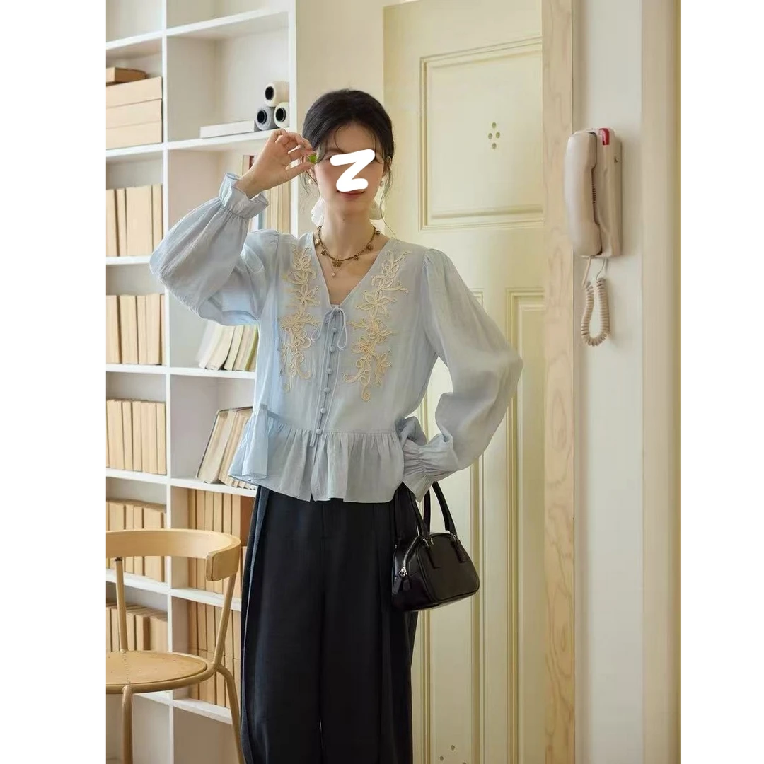 2025秋季藤蔓花卉刺绣V领泡泡袖荷叶边蓝色衬衫法式气质女上衣
