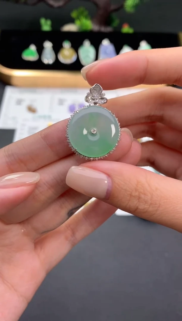 颈饰18K金镶嵌翡翠48小时鉴赏期 退货不扣服务费