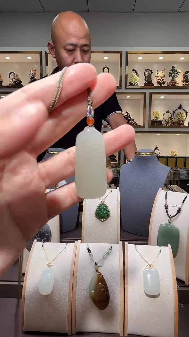 和田玉未镶嵌颈饰苏