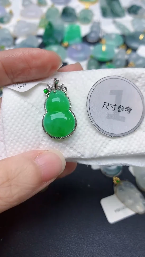 颈饰18K金镶嵌翡翠天然缅甸A货翡翠