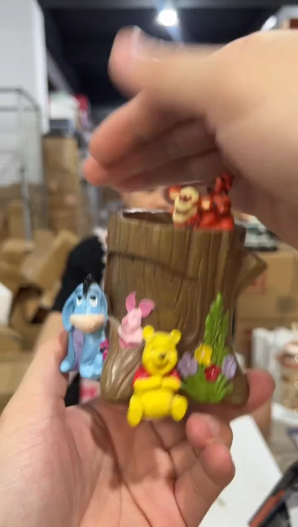 瓷片维尼树桩笔筒 树脂