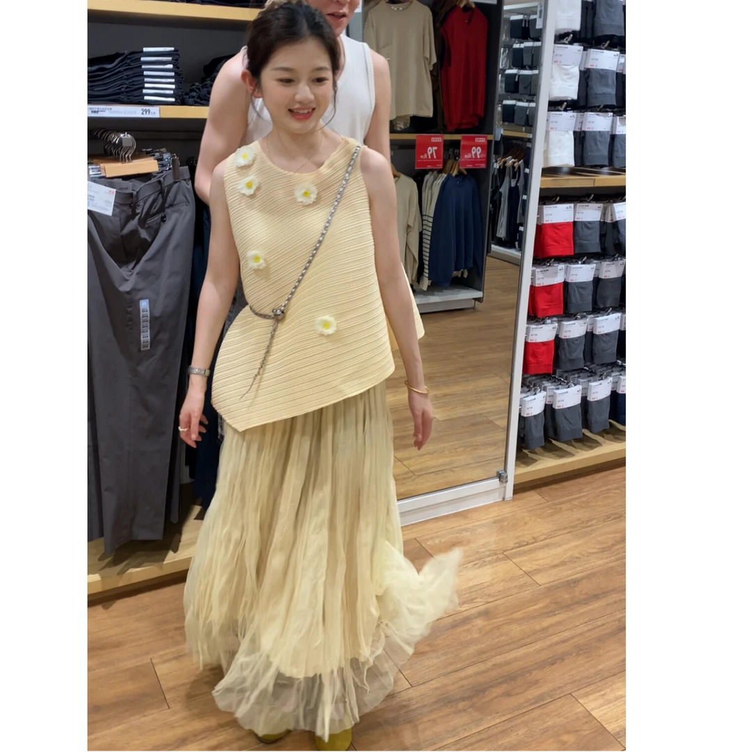 2025夏季新款重工花朵立体背心黄色无袖上衣搭高腰褶皱显瘦半身裙