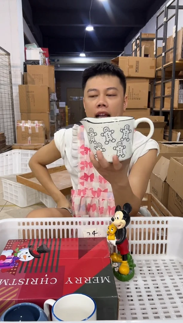 瓷片姜饼人奶壶