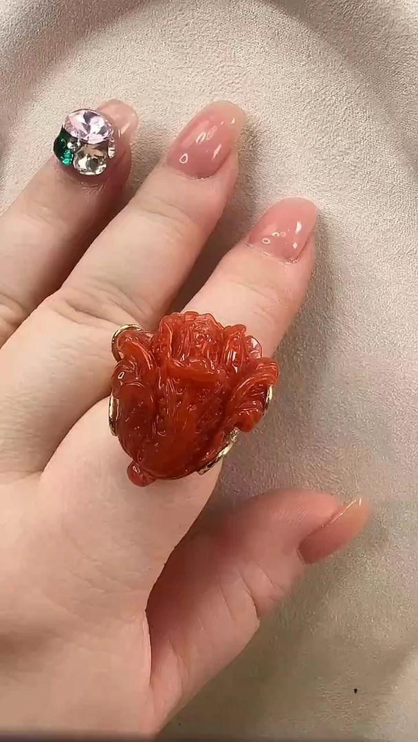 颈饰未镶嵌南红玛瑙戒指