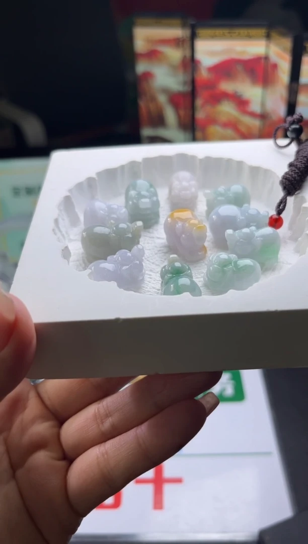 翡翠未镶嵌颈饰翡翠猪猪吊坠折优发其一