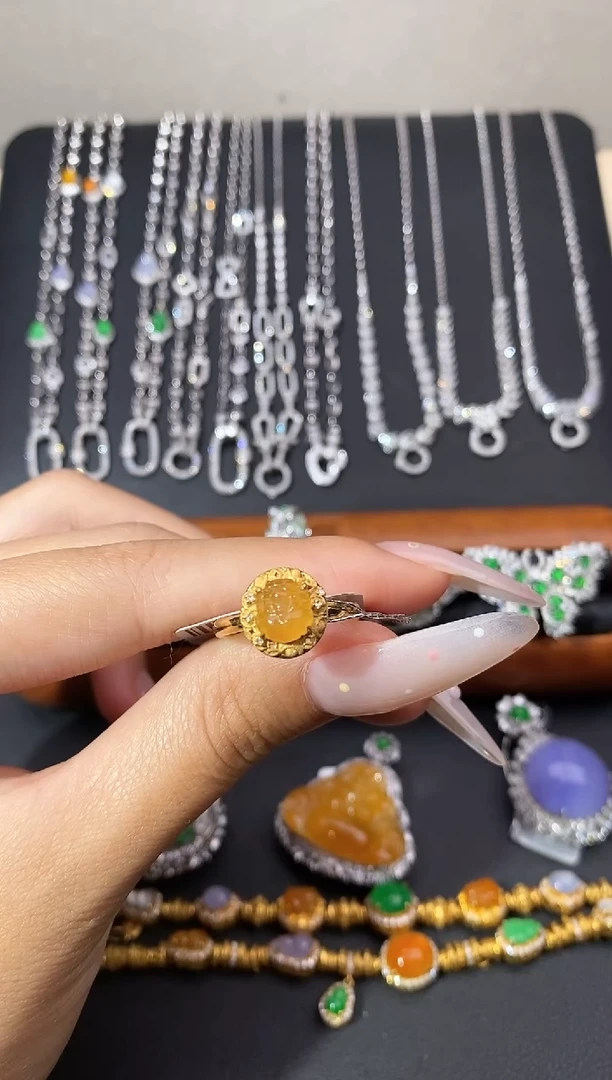 颈饰18K金镶嵌翡翠戒指