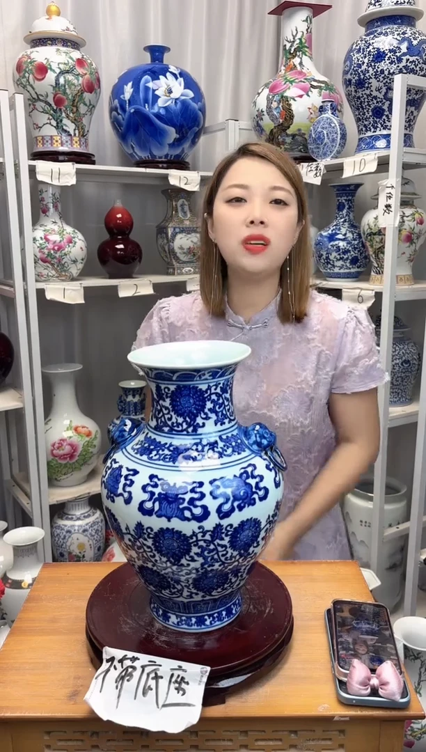摆件景德镇青花双耳狮赏瓶