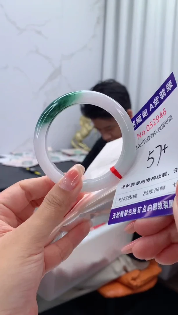 翡翠手镯未镶嵌有纹，完美者勿拍