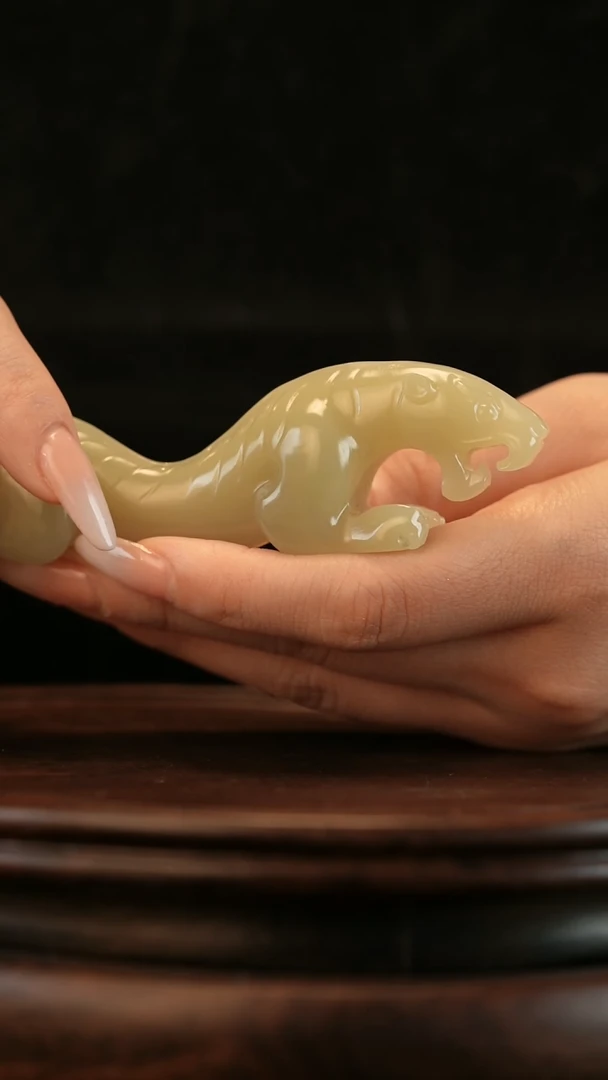 云南石竹叶青雕刻：伏虎