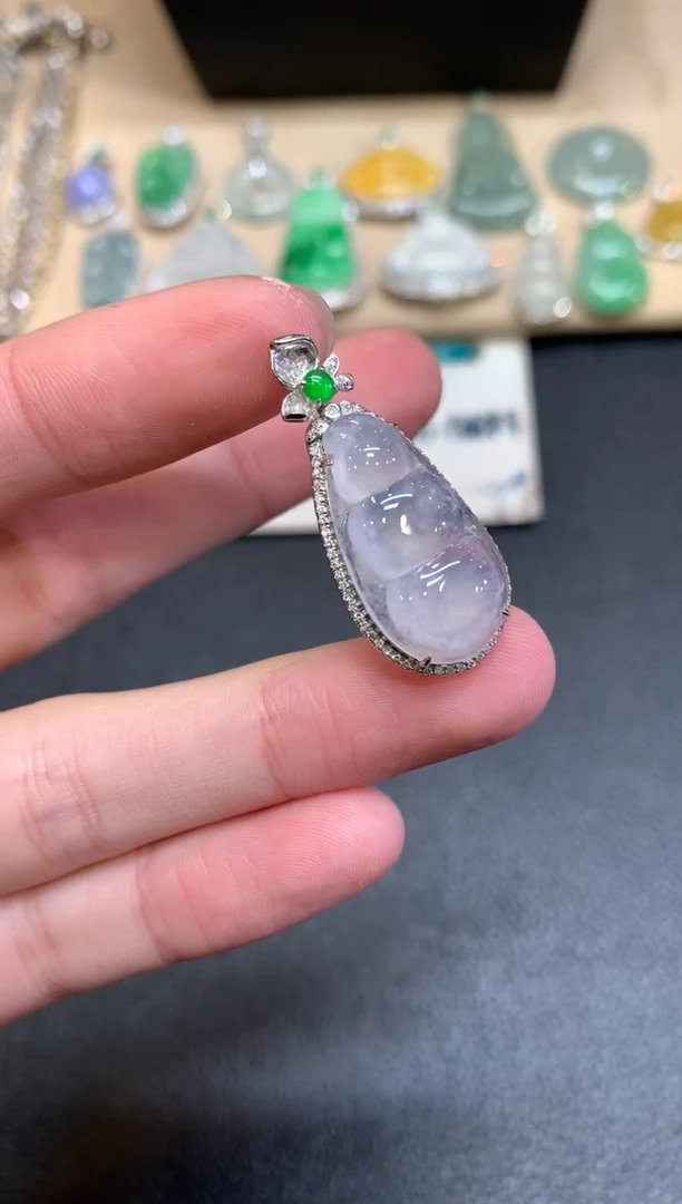 【闪购商品】翡翠颈饰18K金镶嵌福豆【无服务费】