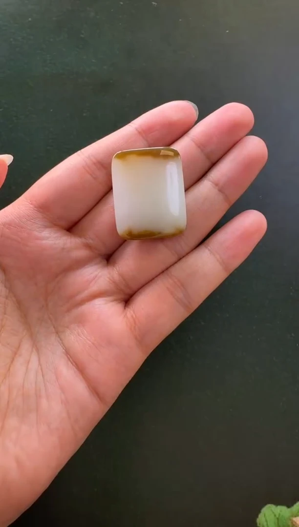 颈饰未镶嵌和田玉吊坠