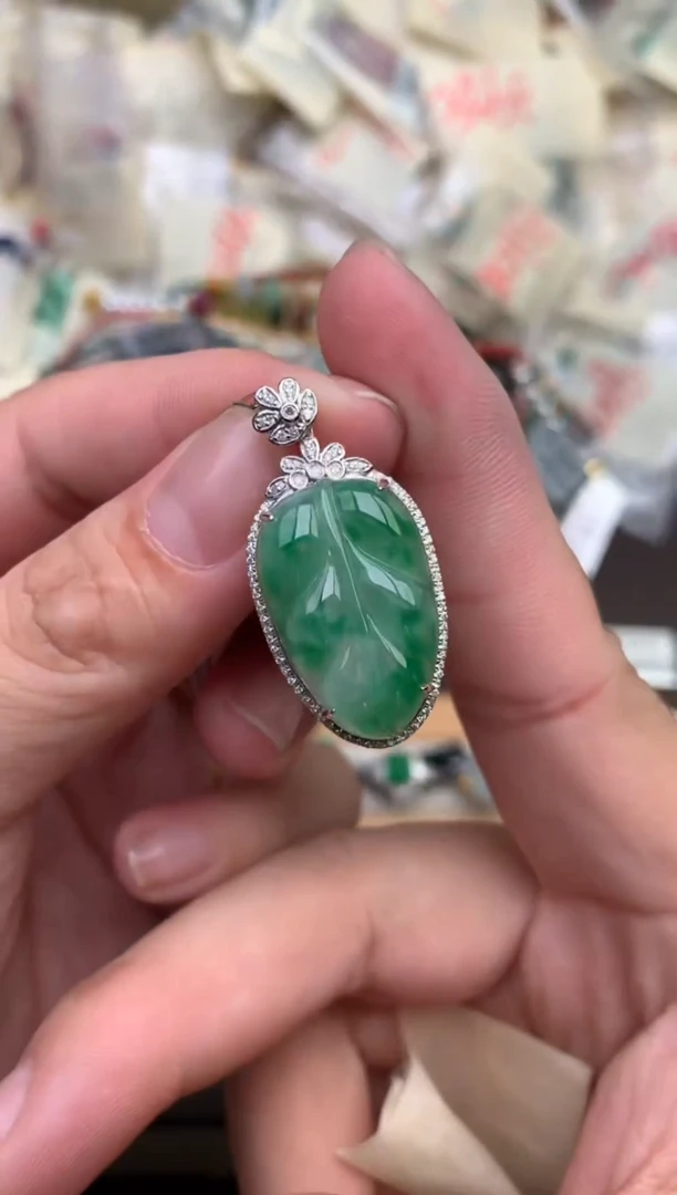 翡翠挂件18K金镶嵌—