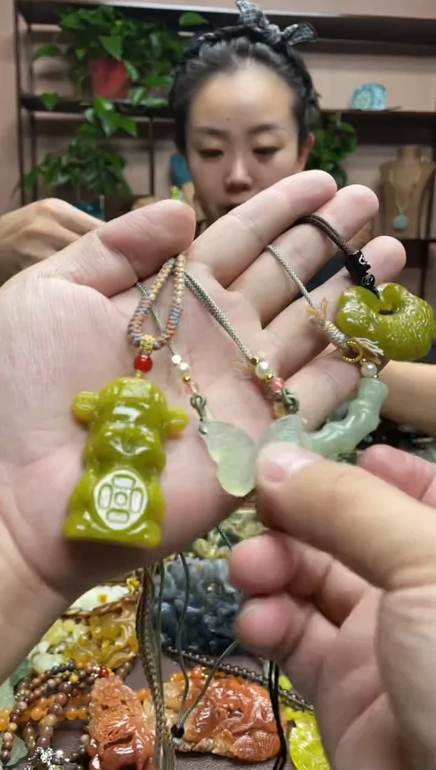 未镶嵌岫玉颈饰·