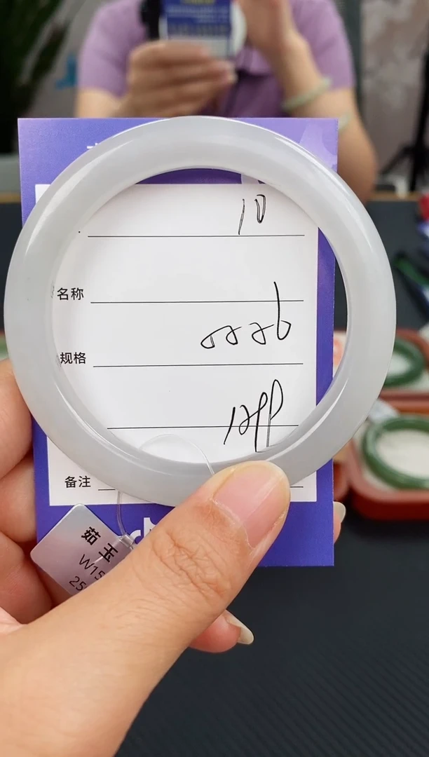 和田玉手镯未镶嵌微色差10