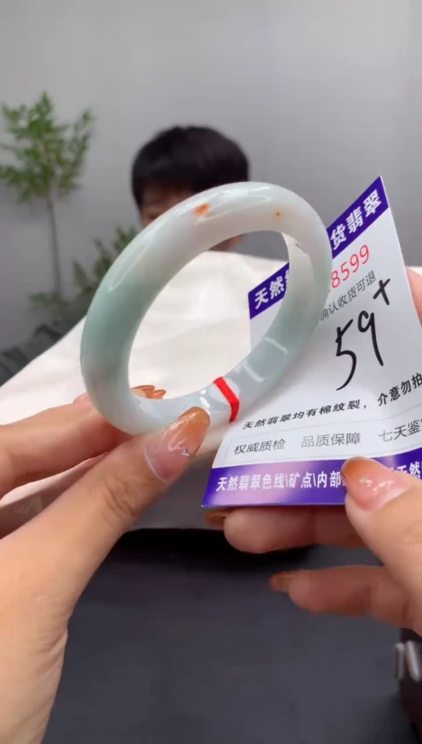 未镶嵌手镯翡翠有纹，完美者勿拍