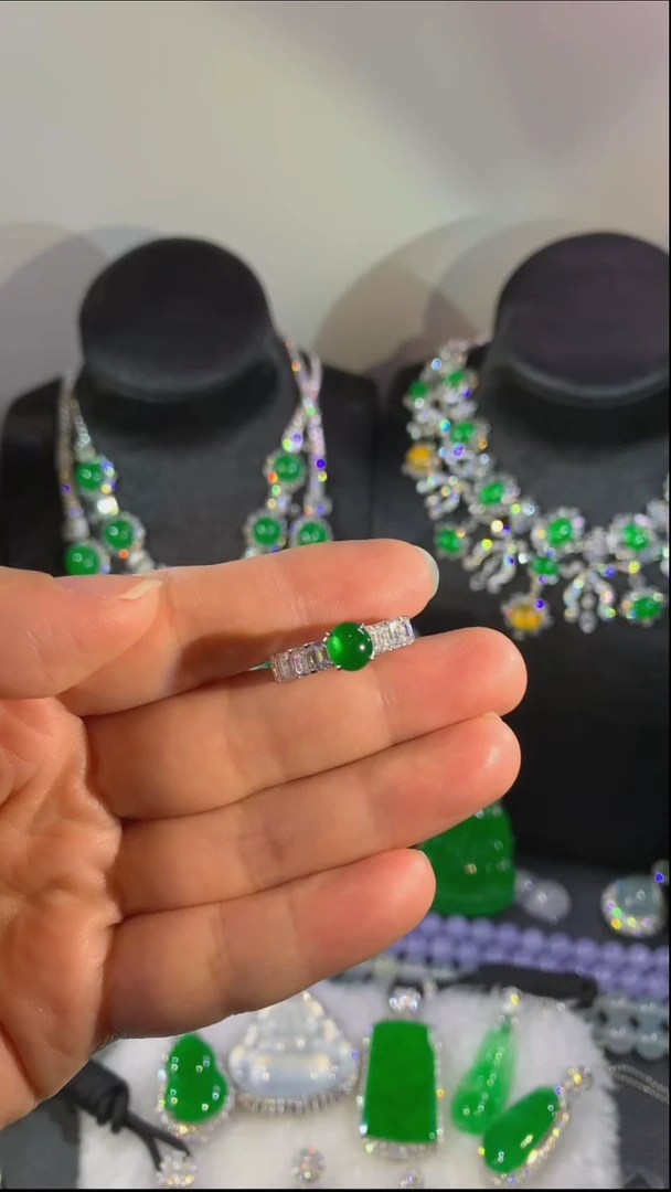 18K金镶嵌戒指翡翠戒指