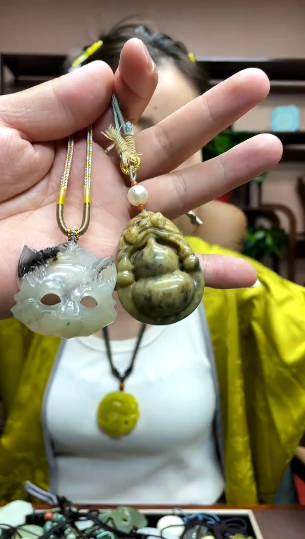 岫玉未镶嵌吊坠·