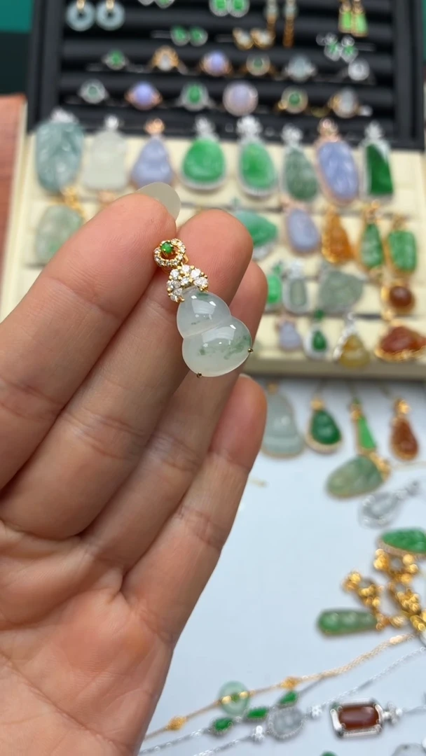 颈饰18K金镶嵌翡翠天然翡翠A货