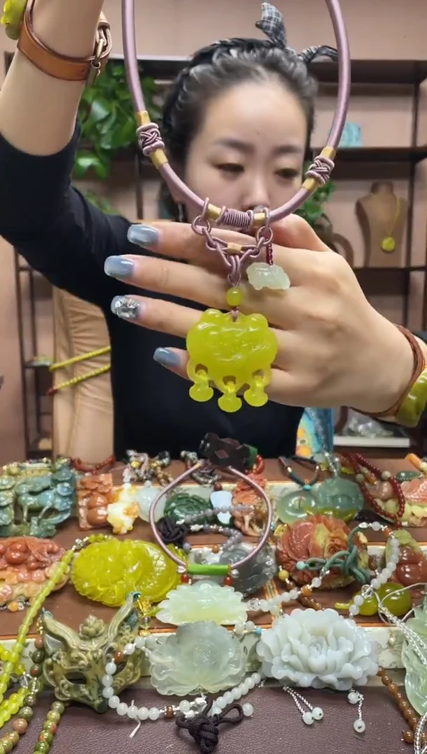 未镶嵌岫玉颈饰·