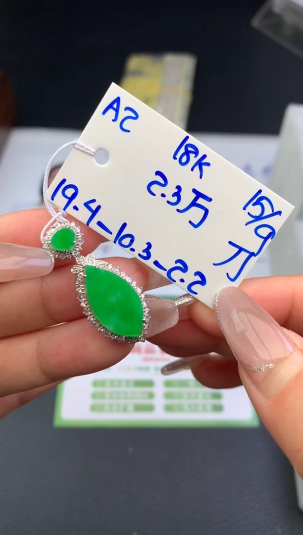 颈饰18K金镶嵌翡翠挂件