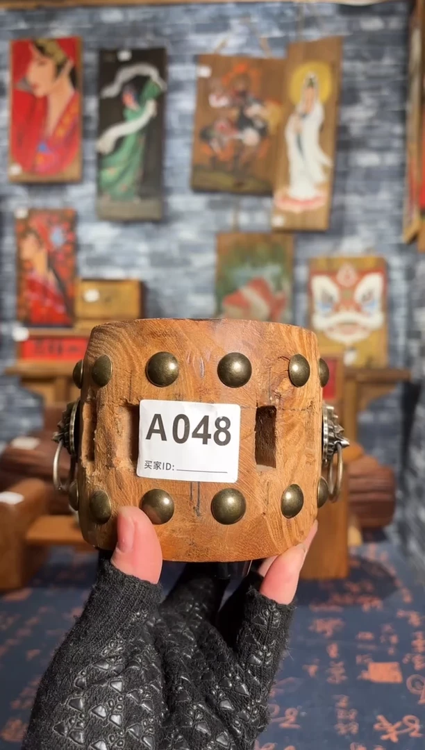 枫**人风化老门板丙烯画