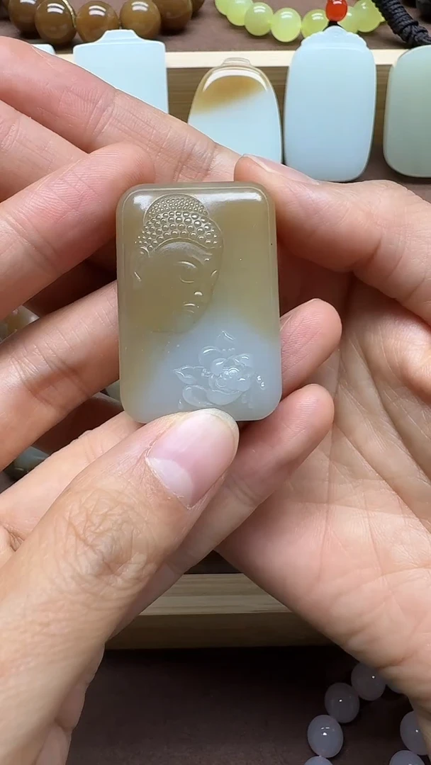 颈饰未镶嵌和田玉（糖玉）花开见佛