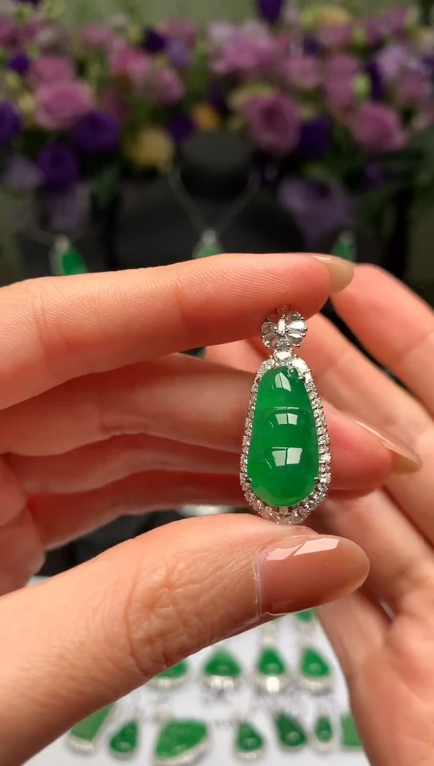 颈饰18K金镶嵌翡翠福豆