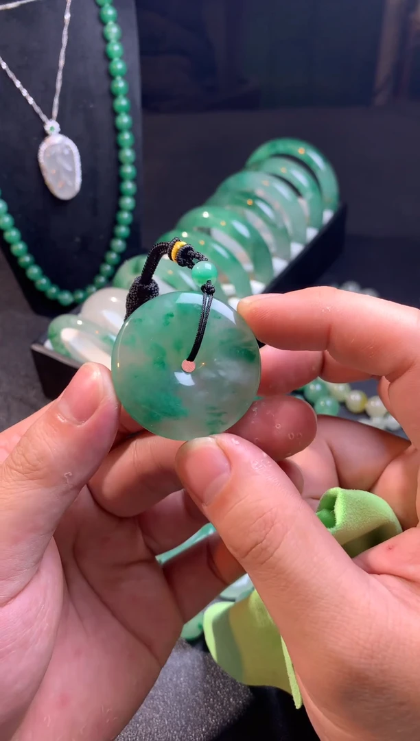 吊坠(不含链)未镶嵌石英质玉（非洲翠）38mm平安扣