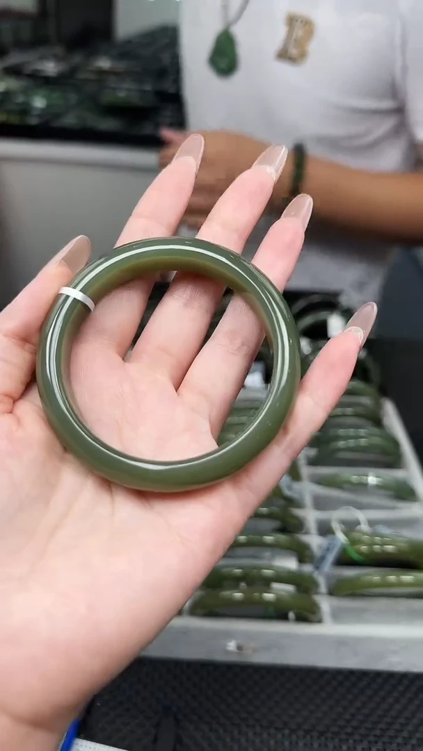 未镶嵌手镯和田玉一支，58圈口，多样性发一件