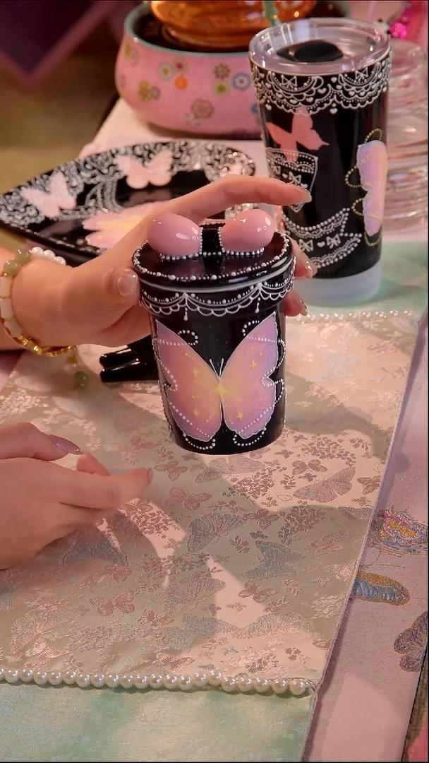 m****i景德镇手绘釉下彩 蝴蝶带盖杯 如图