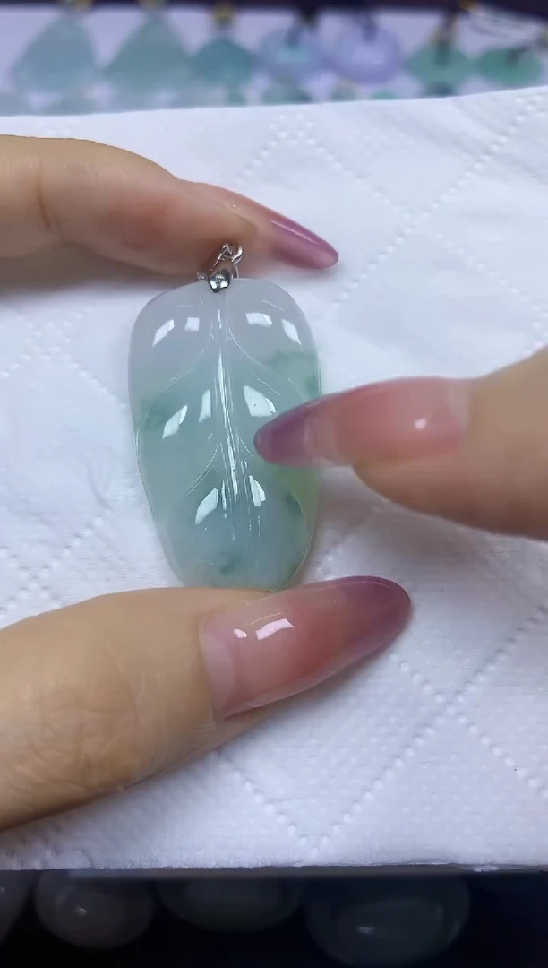 翡翠未镶嵌颈饰挂件