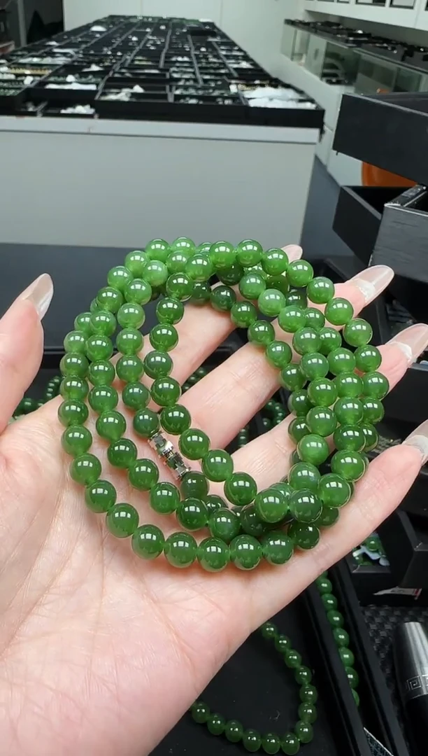 项链未镶嵌和田玉一条，约7mm，多样性发一条