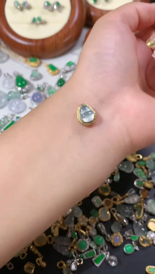 翡翠18K金镶嵌颈饰翡翠葫芦18k