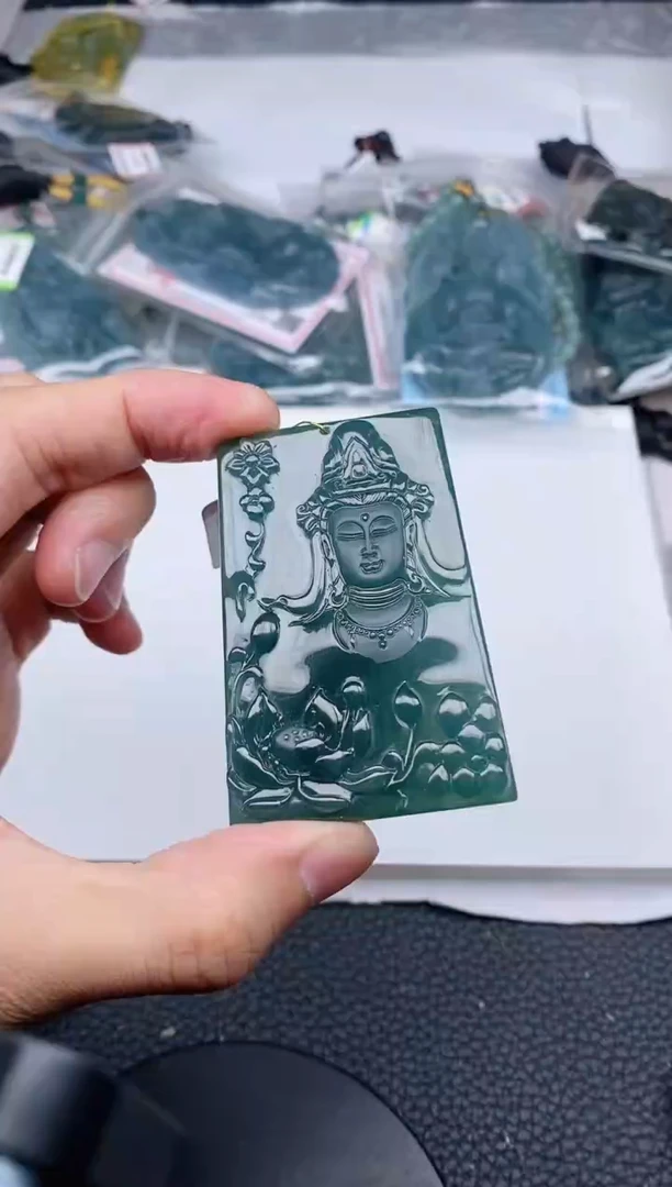 颈饰未镶嵌翡翠