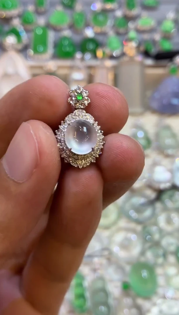 吊坠(不含链)18K金镶嵌翡翠蛋面