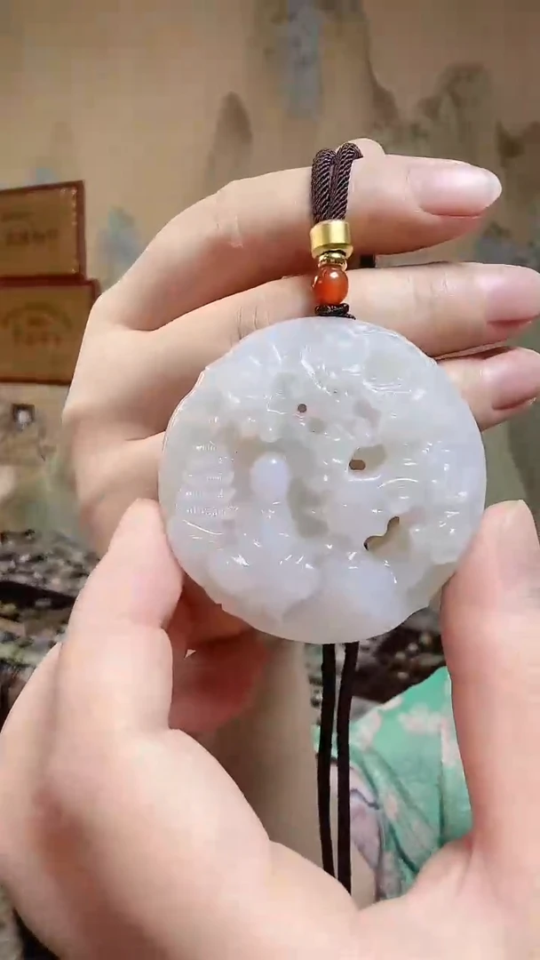 和田玉未镶嵌颈饰.