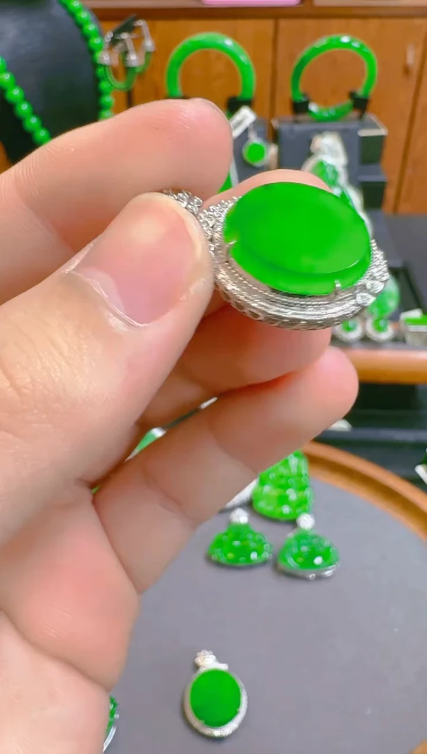 吊坠(赠链)18K金镶嵌翡翠天然A货翡翠