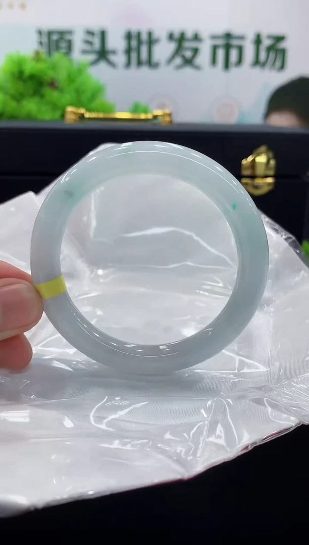翡翠手镯未镶嵌手镯