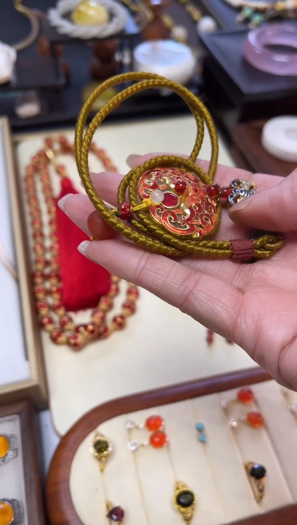 牙*美，红色团秀珐琅吊坠