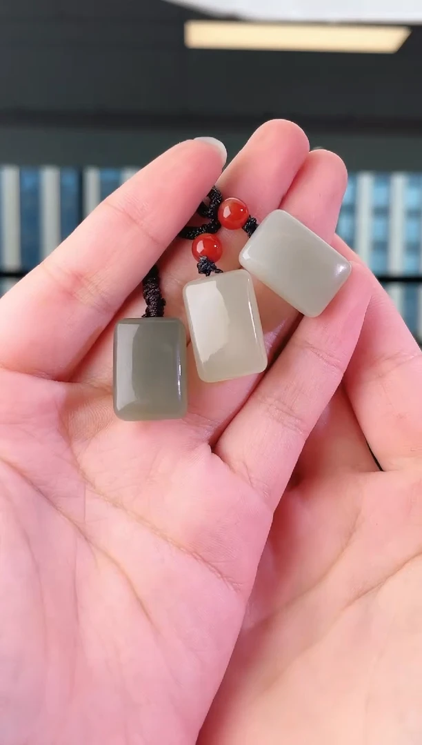 和田玉未镶嵌颈饰无事牌 多样性发其一