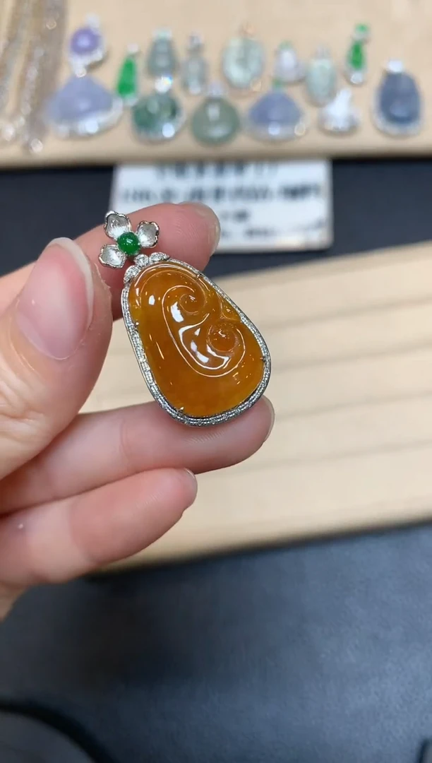 【闪购商品】翡翠颈饰18K金镶嵌如意【无服务费