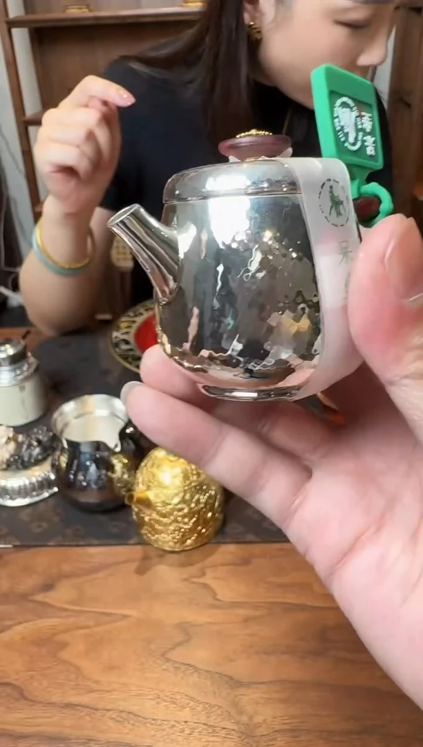 '呆坐 锤纹一人饮巨轮壶