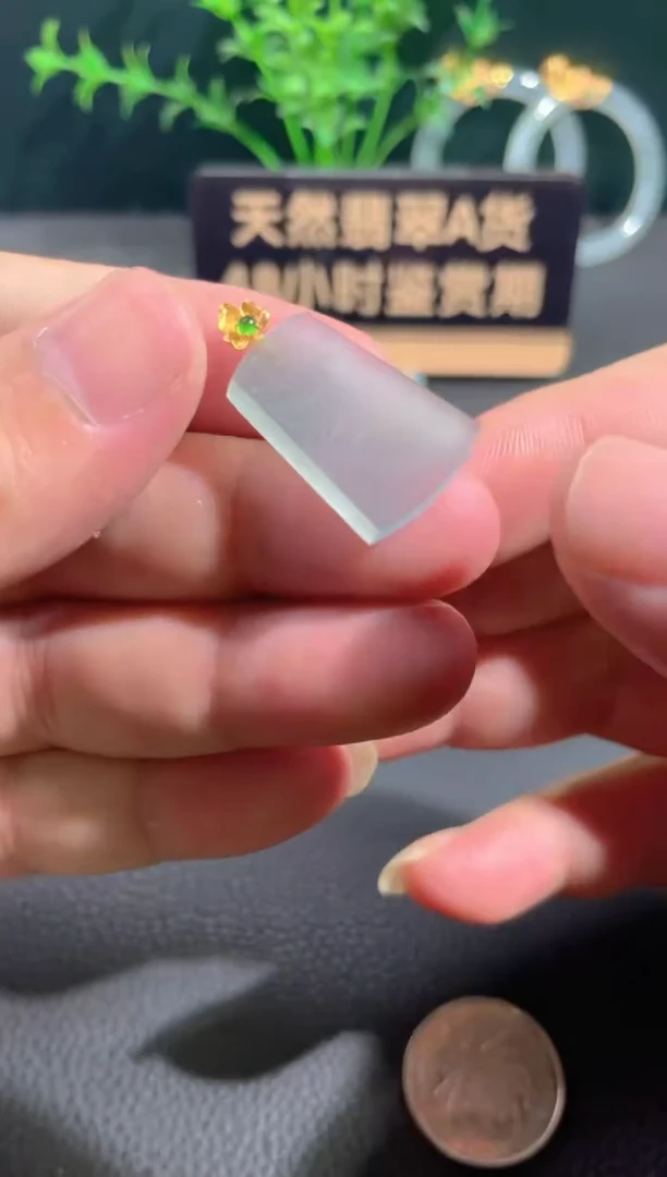 翡翠18K金镶嵌颈饰翡翠