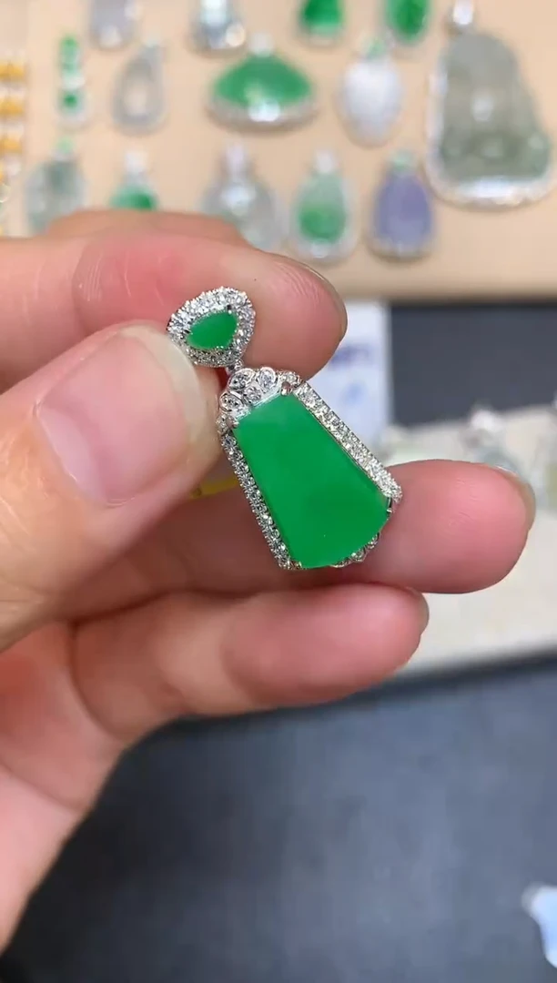 颈饰18K金镶嵌翡翠无事牌【无服务费【48小时鉴赏期】