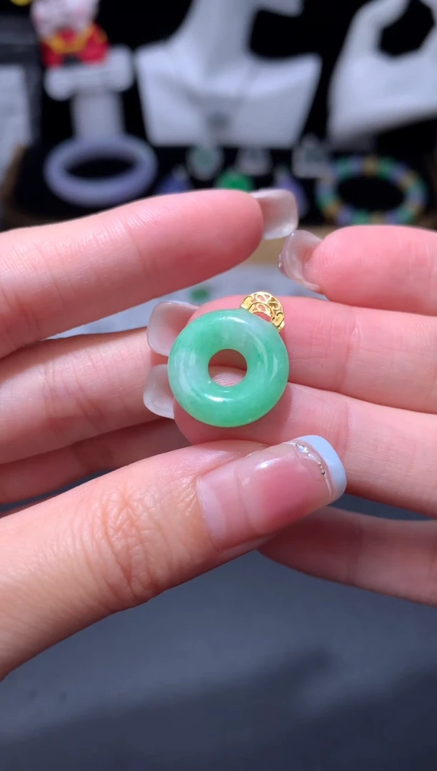 颈饰18K金镶嵌翡翠48小时鉴赏期 退货不扣服务费