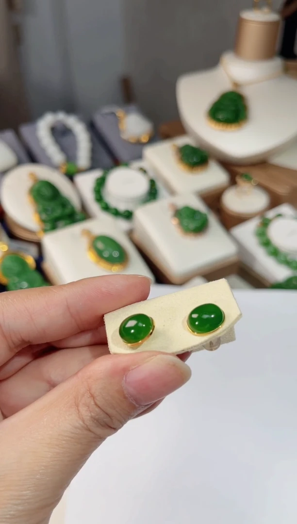 18K金镶嵌和田玉耳钉蛋面