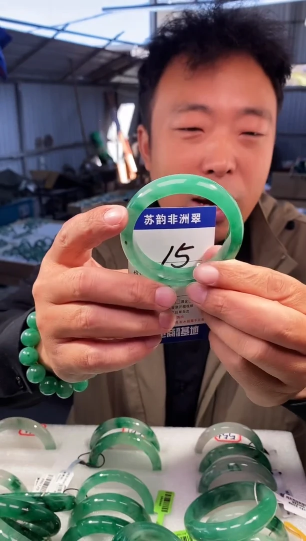 未镶嵌手镯石英质玉（非洲翠）54