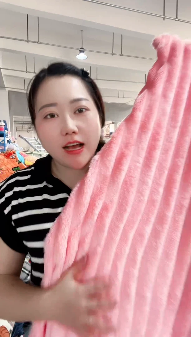 牛奶绒主播手上展示的产品  2.0*2.3米